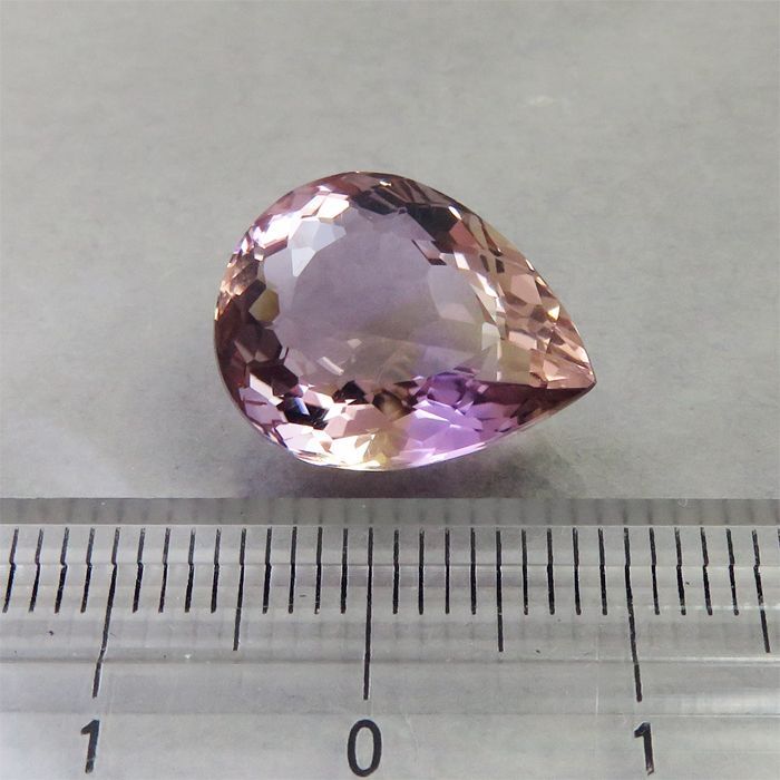 画像: アメトリン(バイカラークォーツ)(8.231ct)