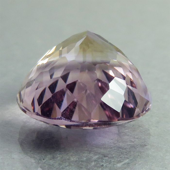 画像: アメトリン(バイカラークォーツ)(8.231ct)