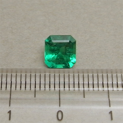 画像: エメラルド（1.34ct）